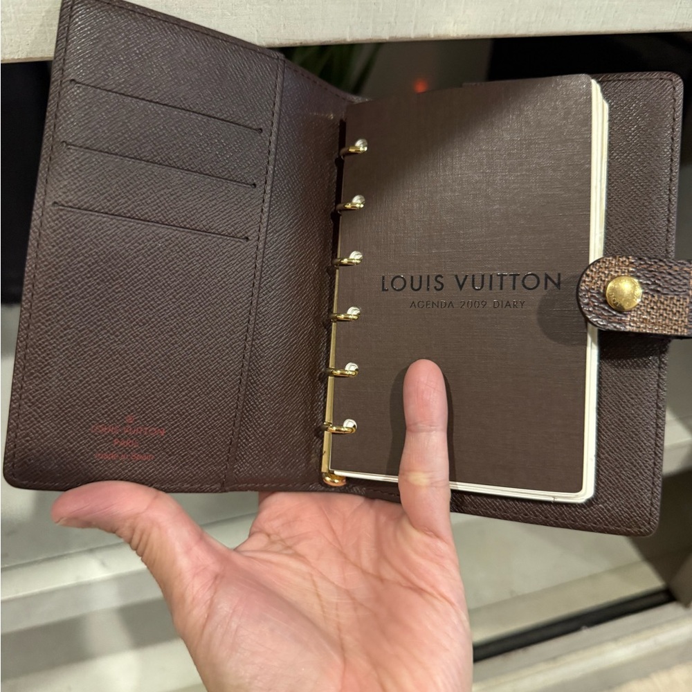 Louis Vuitton - Picture 6 of 9
